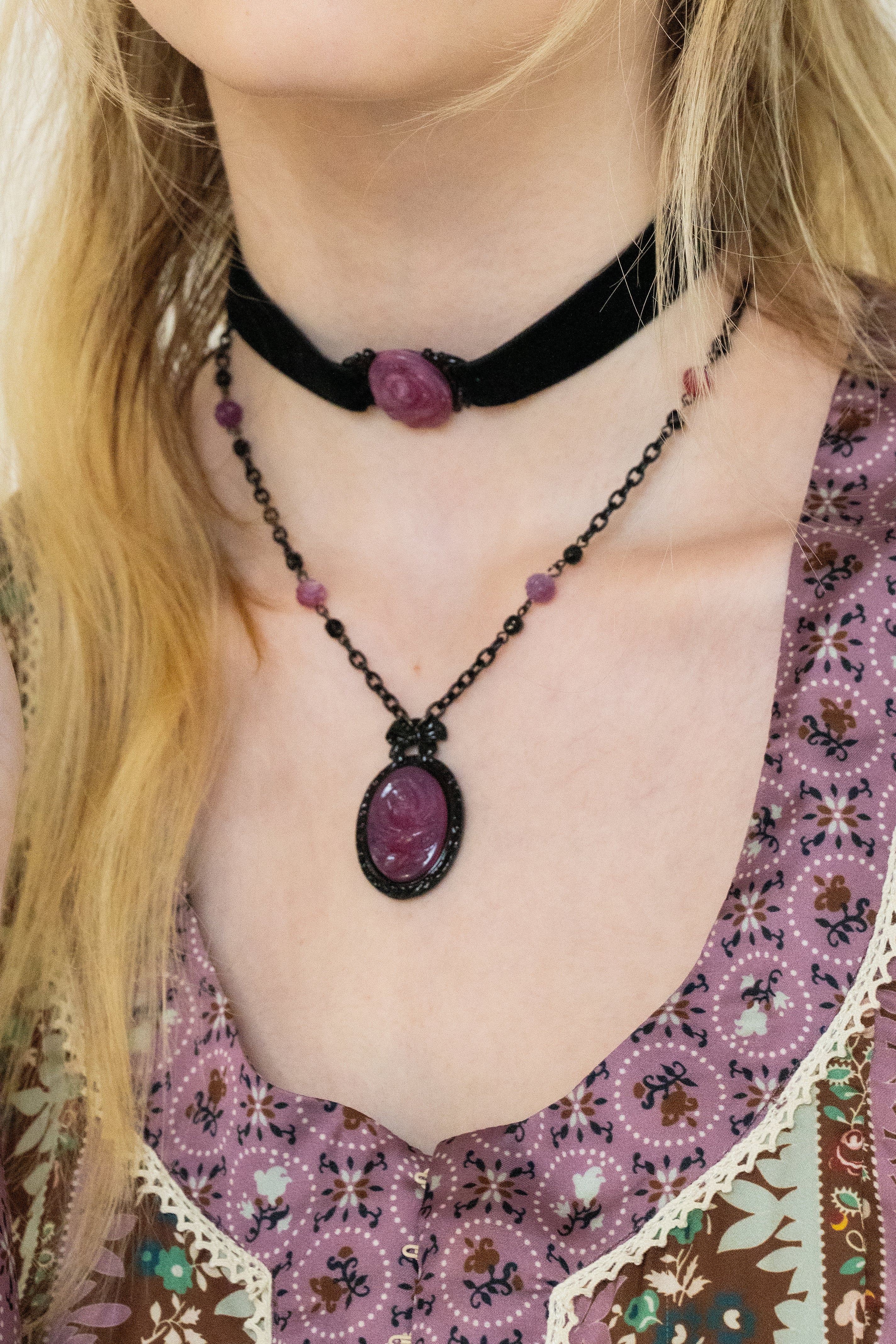 Carved Rose Victorian Necklace & Choker Set – Dusty Rose - Image 2